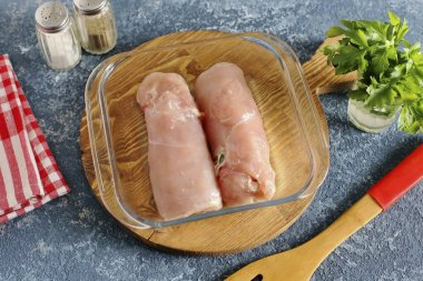 Bifteği rulo ve yere sarın, dikişler yan yana, yağlı bir tencerede..