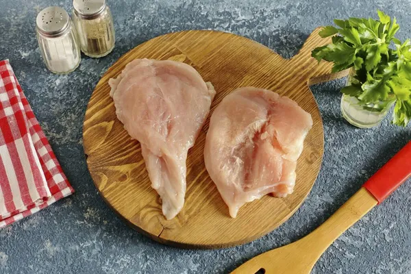 Tagliare Filetto Pollo Metà Longitudinalmente Spiegarlo Con Libro — Foto Stock