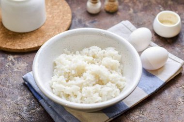 Pirinç lapalı krep yapmak için gerekli tüm malzemeleri hazırlayın..