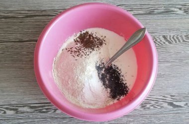 Zaman geçtikten sonra hem un, hem tuz, şeker, kabartma tozu hem de tohum ekleyin..