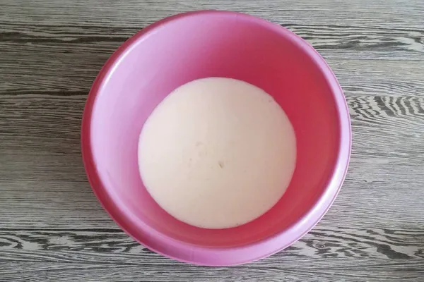 Pour room temperature kefir into a bowl. Add baking soda. Leave it on for 6-8 minutes.