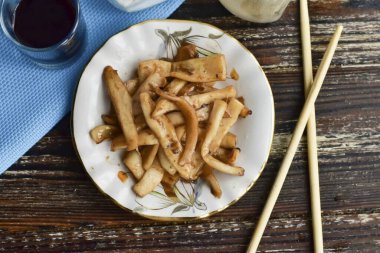 Japon usulü mürekkep balığı hazır! Mürekkep balıklarının sadece salata yapmak için değil, aynı zamanda onlardan lezzetli bir aperatif yapmak için de kullanılabildiği ortaya çıktı. Japon tarzı mürekkep balığı bira için mükemmeldir. Afiyet olsun.!