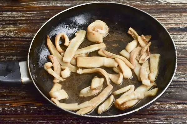 Scaldare Bene Olio Una Padella Tirare Fuori Strisce Calamari Versare — Foto Stock