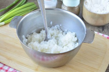 Pirinci tuzlu suda pişir. Yumuşayana kadar. Fazla suyu boşalt..