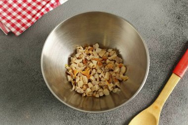 Tavuk filetosunu küp küp kes..