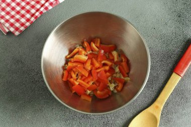 Dolmalık biberi küçük şeritlere ayır..