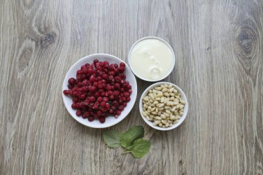 Tayga tatlısı yapmak için gerekli tüm malzemeleri hazırlayın..