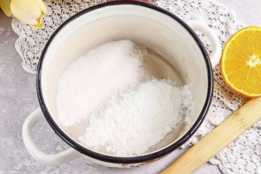 Bir tencere ya da tavaya yüksek kenarlı şeker ve nişasta dökün. Mısır nişastası ya da patates nişastası kullanabilirsin..