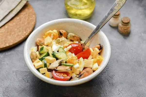 Sazonar Ensalada Con Aceite Añadir Sal Pimienta Molida Remover Servir —  Fotos de Stock