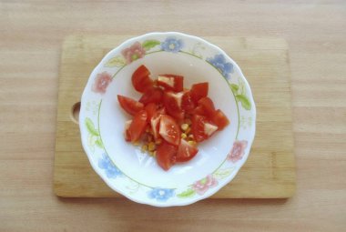 Domatesleri tabağa ekle..