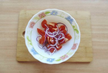 Kırmızı soğanı yarım halkalara ayır ve salataya koy..