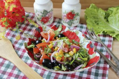 Girit salatası hazır. Aperatif olarak ve et, kümes hayvanı ve balık için meze olarak. Soğuk mevsimde Girit salatası size ılık yazı hatırlatacak ve harika bir atıştırmalık olacak. Parlak, taze, aromatik ve lezzetli bir salata