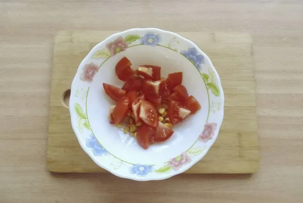 Die Gehackten Tomaten Auf Den Teller Geben — Stockfoto