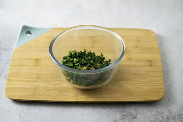 Wash Greens Dry Chop Finely Add Chopped Garlic Salt Pepper — Stock Photo, Image