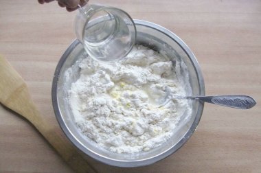 Buzlu suyu bir kaseye dök..