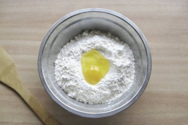 Yumurtayı kaseye ekle..