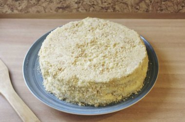 Kremayı keklerin üzerine serp ve üzerine kırıntılar serp..