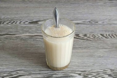 Sıcak suda mayayla mayayı karıştır. Toplamda şeker. 15 dakika açık bırak..