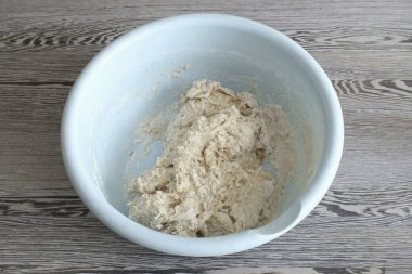 Sebze yağı ekle ve ellerinle yoğur. Hamuru ilk başta bir araya getirmek zor olacak, ama yavaş yavaş yoğuracak. En az 7-10 dakika yoğurman gerekiyor. Ekmek makinen varsa yoğurabilirsin. Değilse, o zaman para...