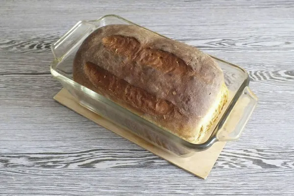 Das Fertige Brot Aus Dem Ofen Nehmen — Stockfoto