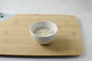 Yulaf ezmesini öğütücüye at. Eğer hazır mısır gevreği kullanıyorsanız, bu adımı geçebilirsiniz..