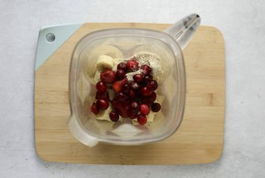 Tüm malzemeleri blender 'da öğütün. Süt miktarı gerekli kalınlığa göre değişkenlik gösterecektir. Çok kalın bir smoothie yapıyorum, bu yüzden sadece 80 ml ekliyorum..
