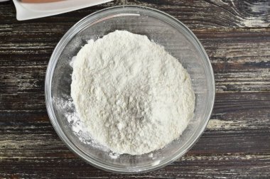 Kabartma tozu ve un ekle..