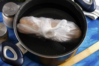 Çantayı boş bir tencereye ya da kazana koy, sıcak suya dök ve ortalama sıcaklıkta yaklaşık 1 saat kaynat..