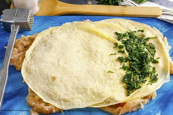 Place Three Pancakes Roll Chop Washed Greens Place Slices Edge — Stock Photo, Image