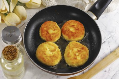 Nazikçe arkanı dön ve aynı süre boyunca diğer tarafta kızart..