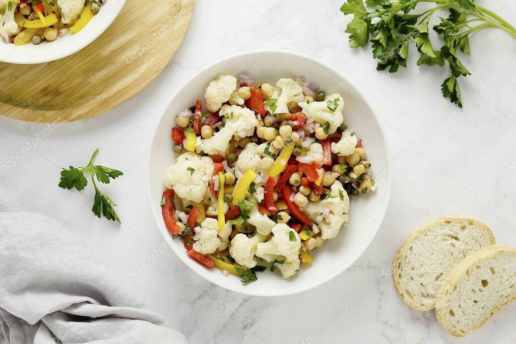 Cauliflower salad is ready. Due to its neutral taste, it goes well with herbs, legumes and other vegetables. Enjoy your meal!