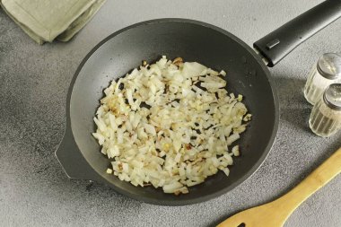 Tavada yağ ısıt ve soğanı yumuşayana kadar kızart..