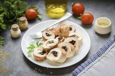 Kuru erik yüzünden rulo çok lezzetli ve baharatlı oluyor. Pek çok kişi beğenecek! Bir rulo ekmeği dilimlemek gibi basit bir şekilde servis edebilirsiniz, herhangi bir meze ekleyebilirsiniz, ya da basitçe ince kesip sandviç olarak kullanabilirsiniz. Kesinlikle tarifi not al, çok...