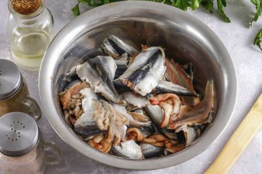Ringa balığını suyla yıka, dondurulmuş aldıysan buzu çöz. Her balığın kafasını kopar, içini çıkar, içindeki siyah filmi çıkar - çok acı. Yüzgeçleri ve kuyrukları çıkarın, karşılaşırlarsa süt ve yumurta bırakın. 1 kg 'dan. Balıklar gelecek.