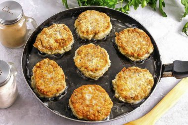 Her tarafı kahverengileştiğinde yemek hazır olur! Ringa pirzolası yapmayı unutmayın. Sevdiklerinize iyi davranın. Yemeği istediğiniz mezeyle servis edin.!