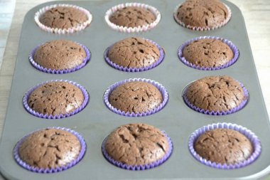 40 dakika boyunca 160 derecede kek pişir..