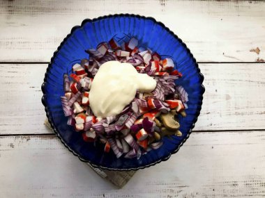 Mayonez, tuz ve iyi karıştırılmış mevsim salatası..