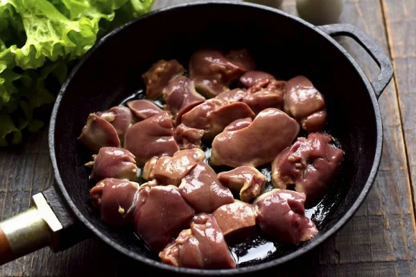 Rinse the chicken liver, cut off fatty layers and possible blood clots. Cut each liver into 2 or 4 pieces. Do not cut very finely, the slices should be large or medium. Heat the pan well, pour in a small amount of olive oil. Dip the liver into hot oi