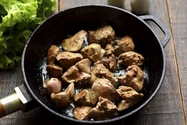 Fry the chicken livers over high heat for 5 minutes on each side. Finally, season it with salt and ground pepper. Do not fry the liver for a very long time, otherwise it will become dry and tough. Cool it completely after frying.