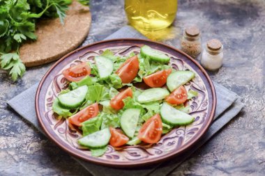 Taze salatalıkları çalkala, dilimlere ayır, salataya koy..