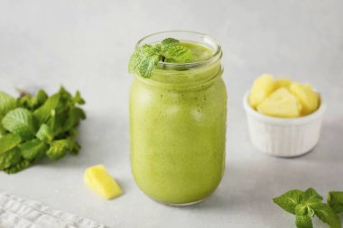 Yeşil smoothie hazır. Smoothie, narin ıspanak, tropik ananas tadı ve muzun tatlılığını başarıyla birleştiriyor. Çok lezzetliymiş! Afiyet olsun.!