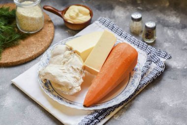 Tavuk Havucu Salatası yapmak için gerekli tüm malzemeleri hazırlayın. Bifteği önceden kaynatın, et suyunda soğusun ki et yumuşak ve yumuşak olsun. İstenirse, fileto pişirilebilir..