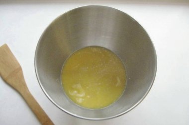 Bir kasede, titremeleri ez, ılık süt, 4 çorba kaşığı şeker ve tuz ekle. Tereyağını erit, biraz soğut ve listelenmiş malzemelerle dolu bir kaseye boşalt..