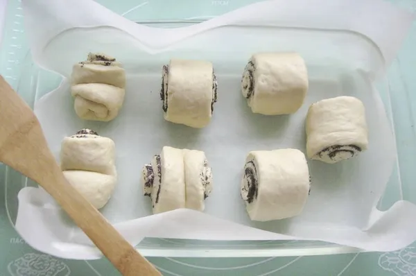 Die Brötchen Eine Auflaufform Legen — Stockfoto