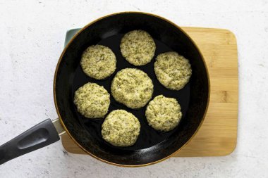 Parçalanmış eti istenen büyüklükte pirzolalara dönüştür. İyice ısıtılmış tavada kızarana kadar tereyağlı tavada kızart. Her iki tarafta da yaklaşık 3-4 dakika..