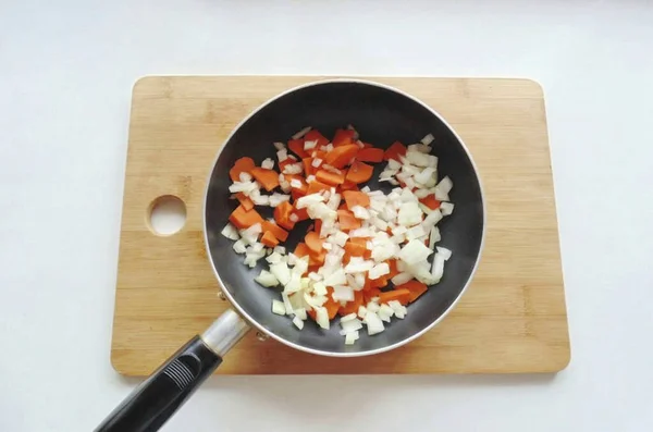 Очищайте Мойте Рубите Морковь Лук Место Сковороде Добавить Растительное Масло — стоковое фото