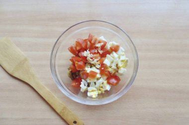 Sarımsağı soy, yıka, doğra, aperatiflere ekle..