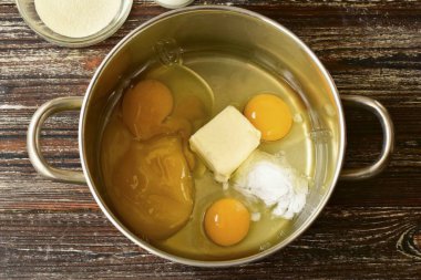 Bir tencereye yumurta çırpın. 50 gram tereyağı, bal ve kabartma tozu koyun..