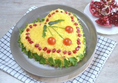 Rendelenmiş peyniri salatanın üzerine serp. Nar tohumları ve otlarla süslenir. Kirazlı domates, dereotlu ya da maydanoz saplı olsun. Salata çok güzel ve lezzetli çıktı. Böyle bir salata şenlikte servis edilmesi utanç verici değil.