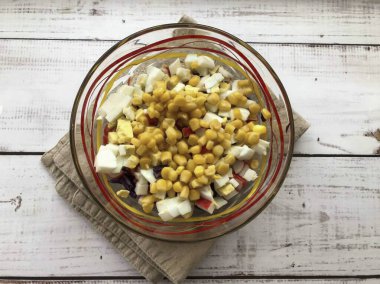 Konserve mısırları bir kaseye boşalt..